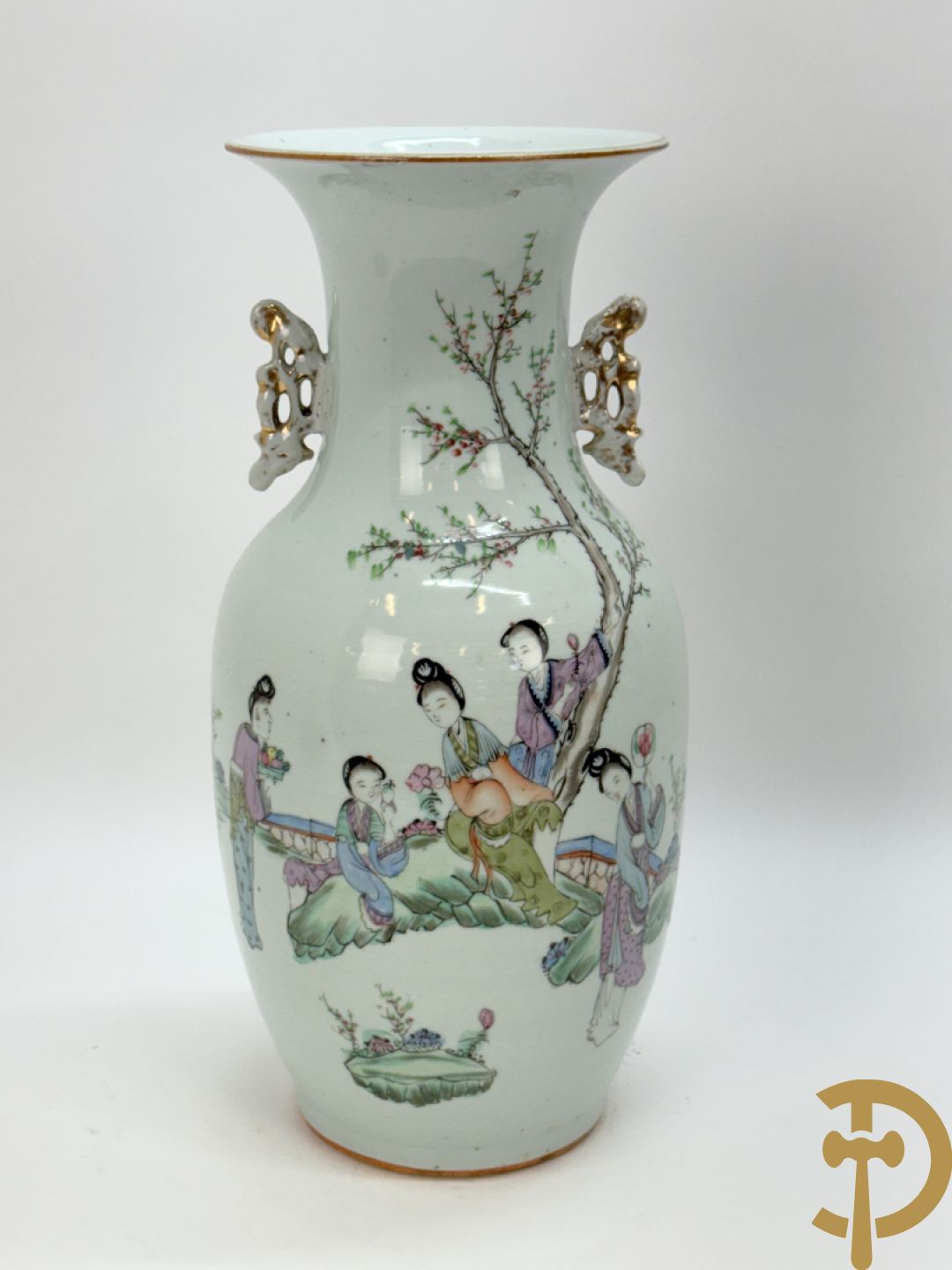 Chinese porseleinen vaas met decor van dames in landschap