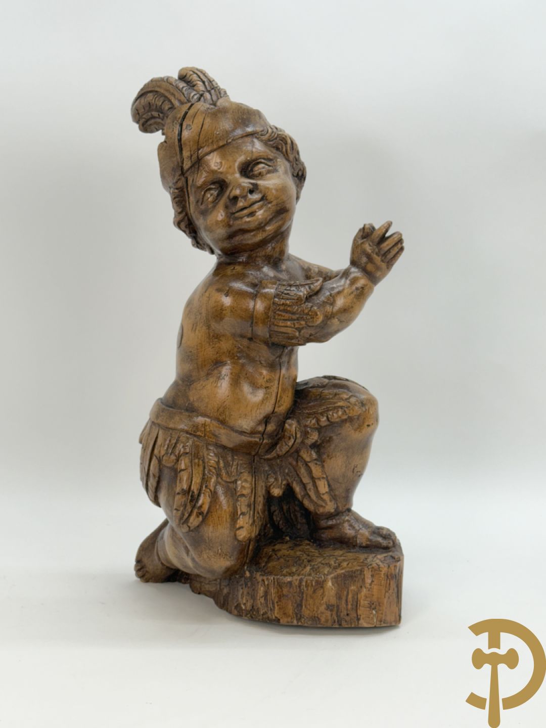 Houtgesculpteerde cupido met gevouwen handen en pluimen