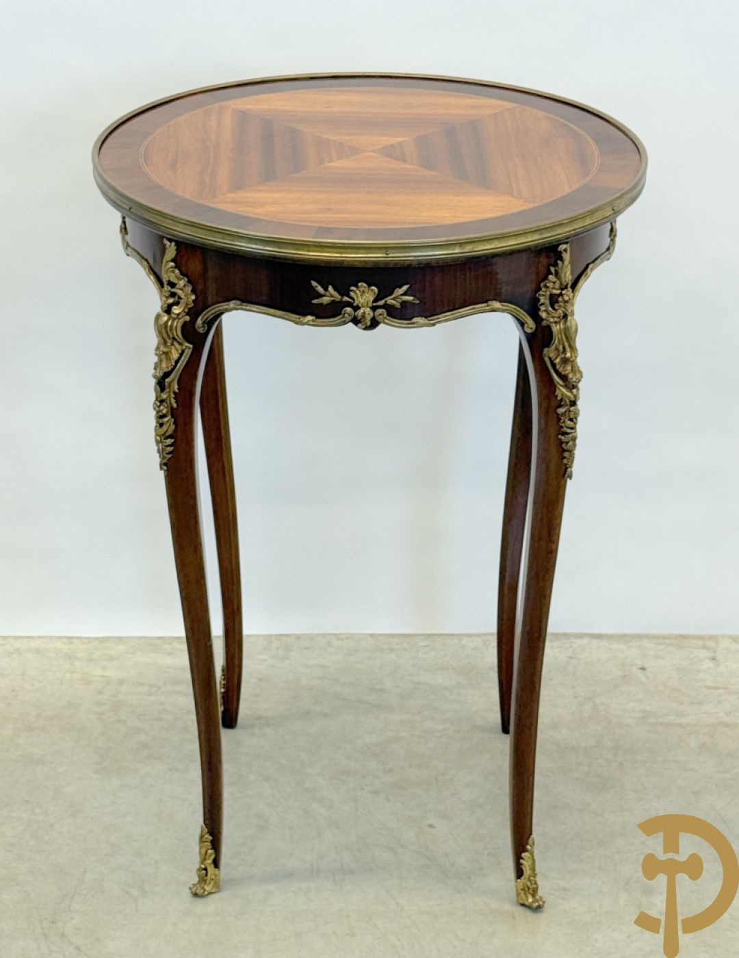 Mahoniehouten ronde bijzettafel met Louis XV bronsbeslag op 4 voluutvormige poten
