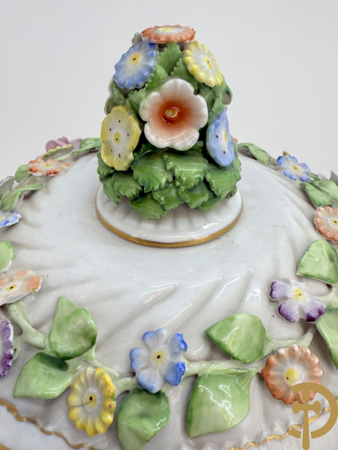 Porseleinen lampadaire met dansende figuren, bovenaan met porseleinen kap bezet met bloemmetjes