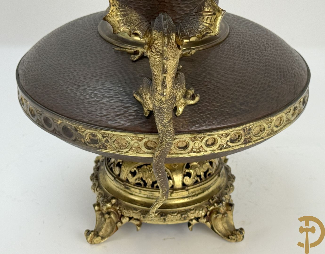 Koperen siervaas met bronzen ornamenten van hagedissen en draken