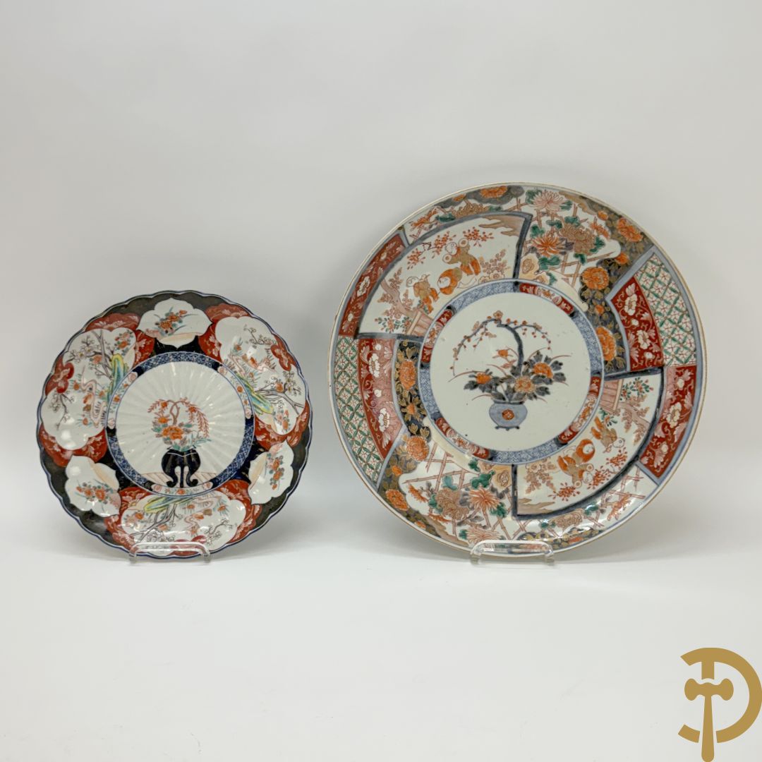 Twee porseleinen Imari schotels