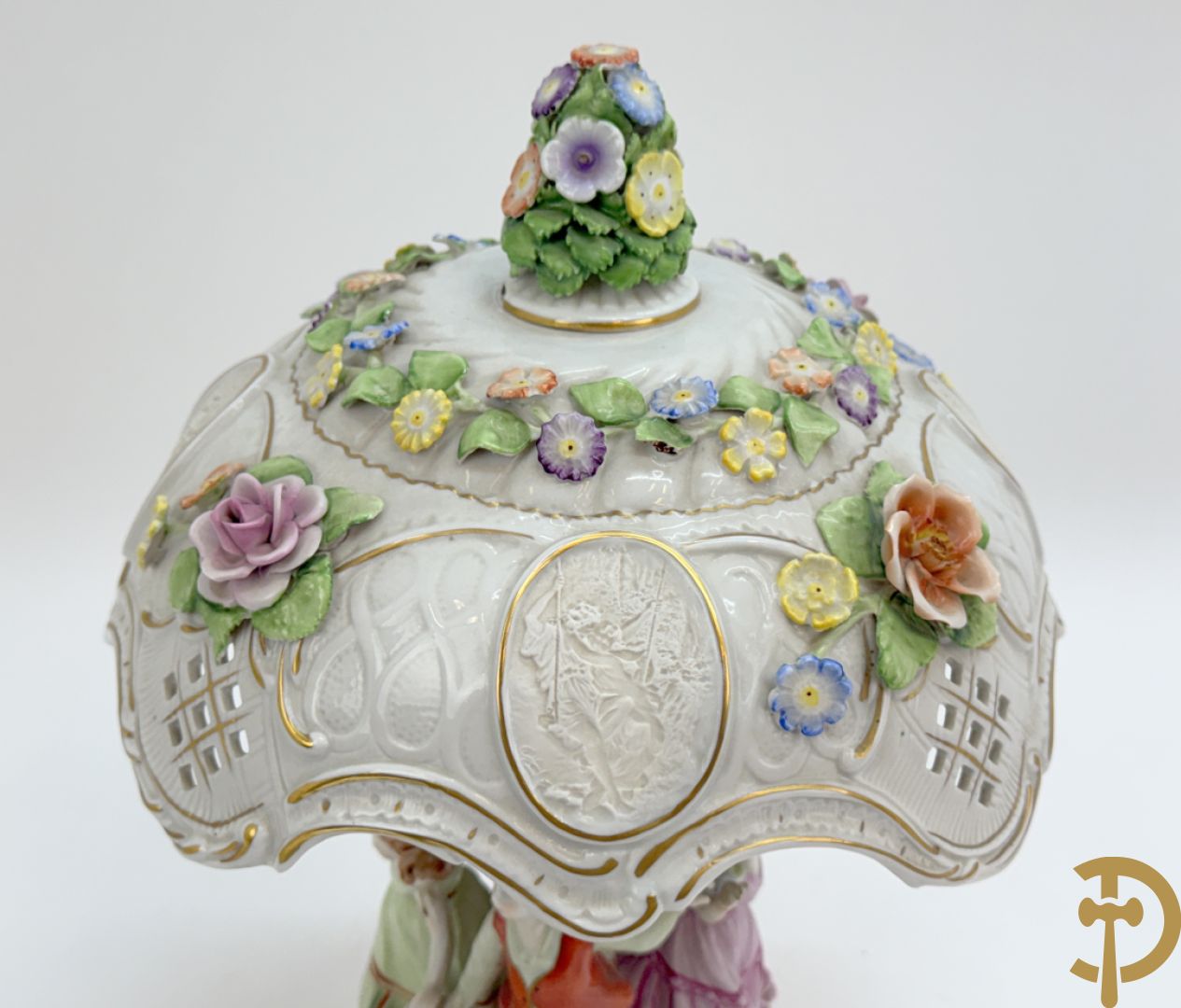 Porseleinen lampadaire met dansende figuren, bovenaan met porseleinen kap bezet met bloemmetjes