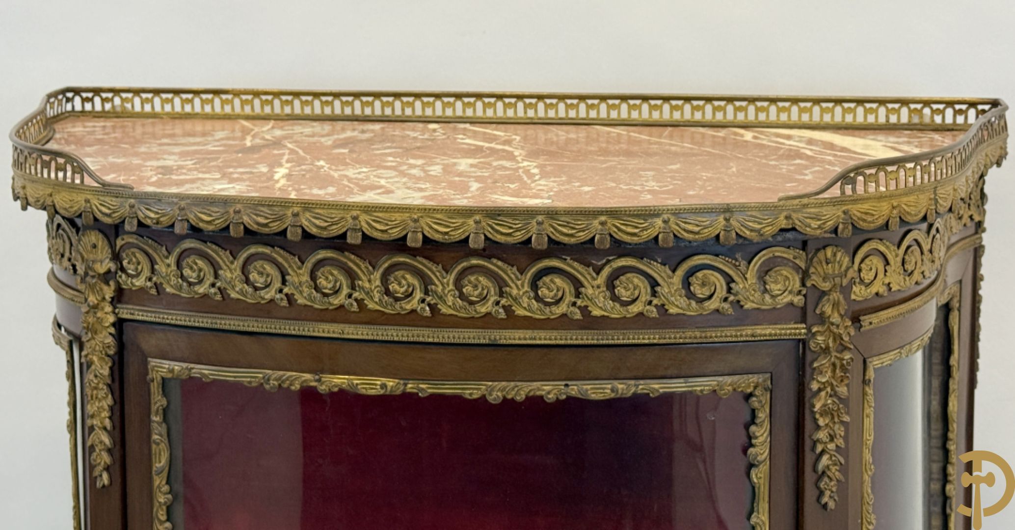 Notelaren vitrine bezet met bronsbeslag en gebogen ruitjes, bovenaan met marmeren blad