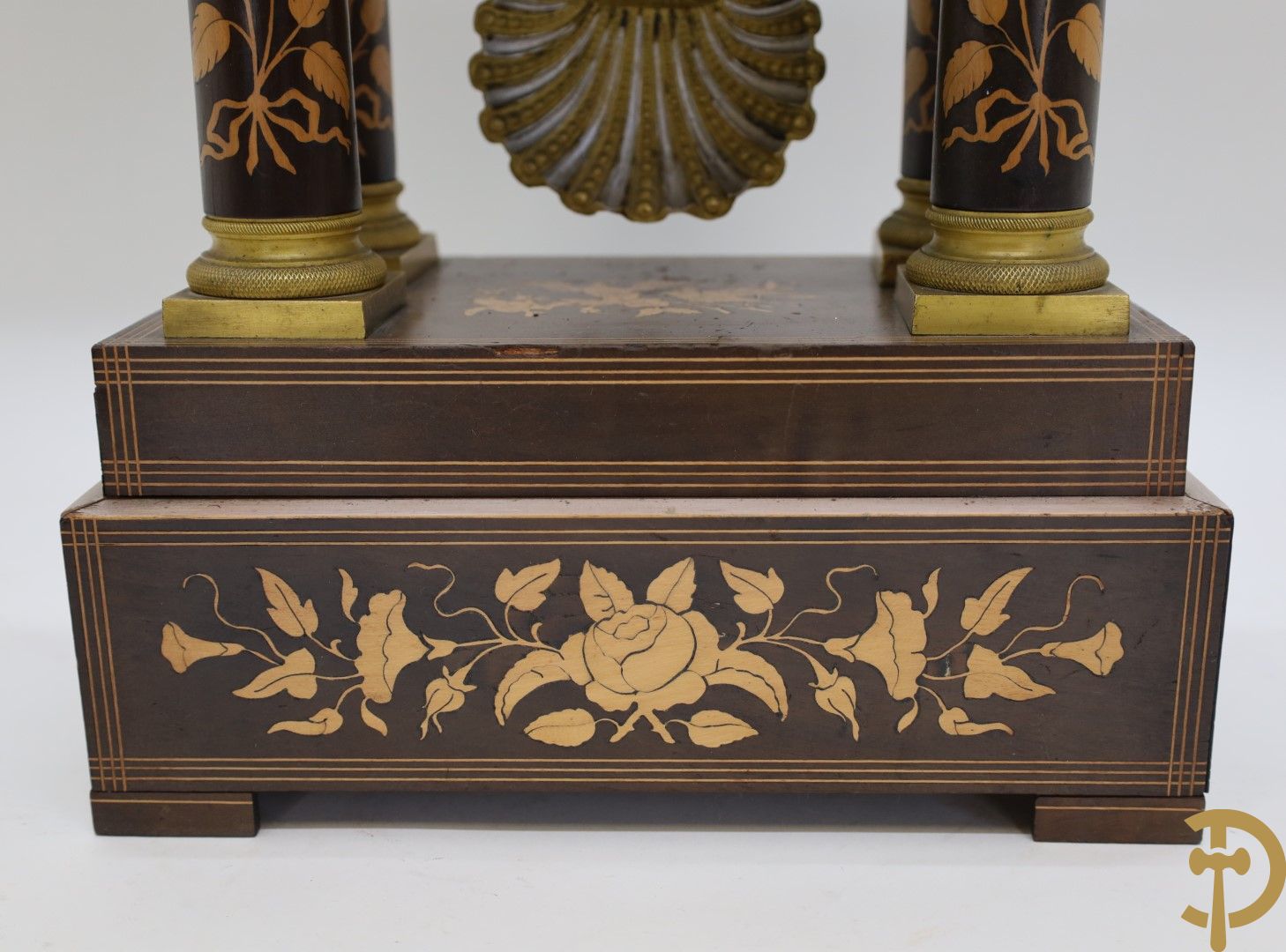 Vierzuilenklok Charles X met bloemenmarquetterie, 19e