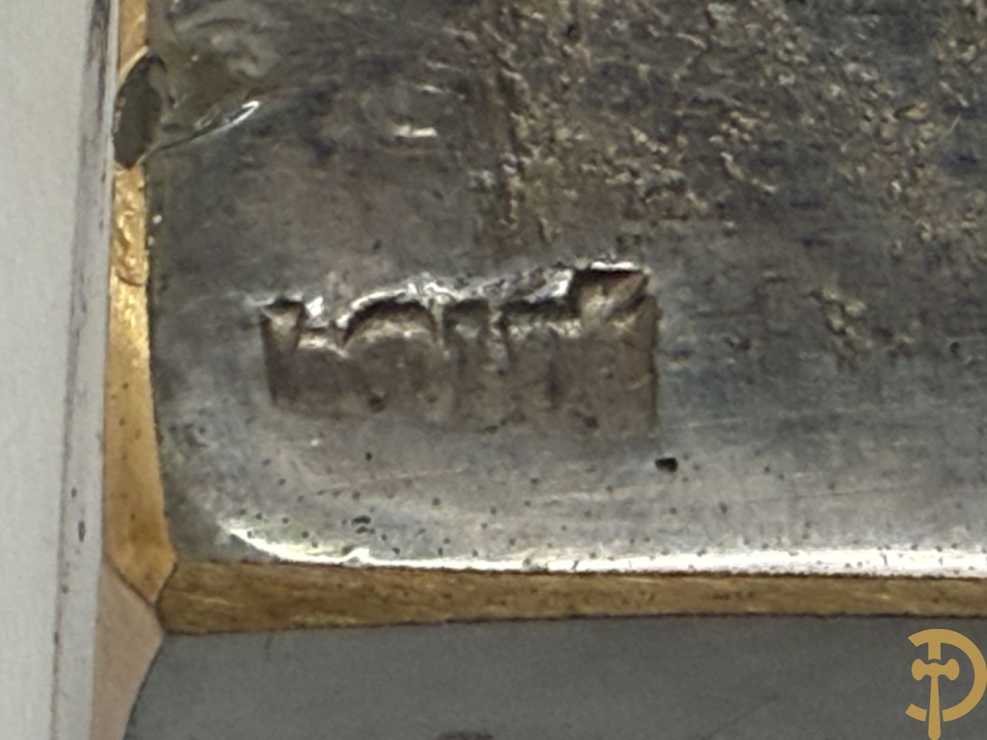 LOHE getekend - Surrealistische sculptuur met combinatie van koper en gekleurde pate de verre in de vorm van een trompet