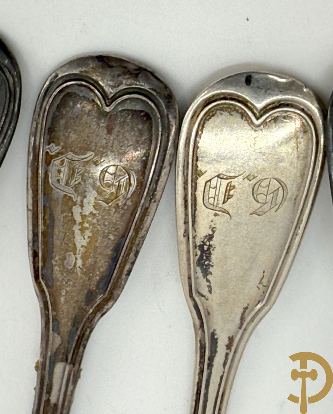 Massief zilver bestek bestaande uit 6 grote lepels, 1 grote vork 15 dessertlepels en 6 dessertvorken, enkele met initialen op de rug