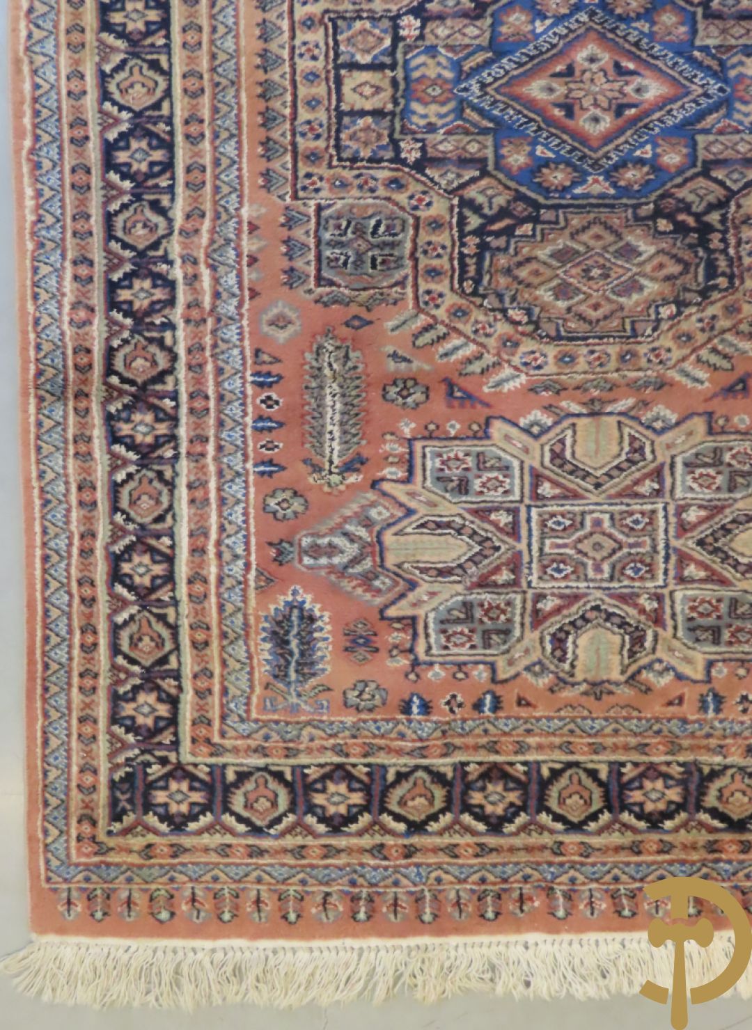 Oosters handgeknoopt tapijt met bloemenmotieven + Oosters handgeknoopt tapijt met geometrische motieven + Oosters handgeknoopt zijden tapijt met centrale fond en bloemenmotieven