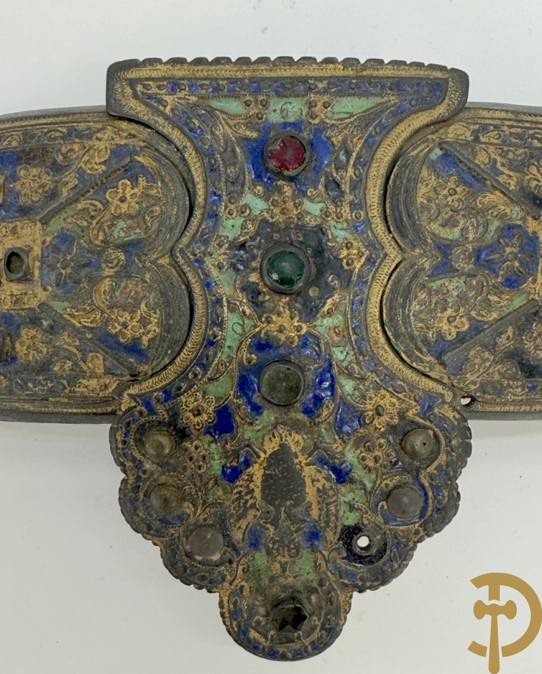 Gekleurde metalen riem met koperen lemmetten en bronzen sluiting