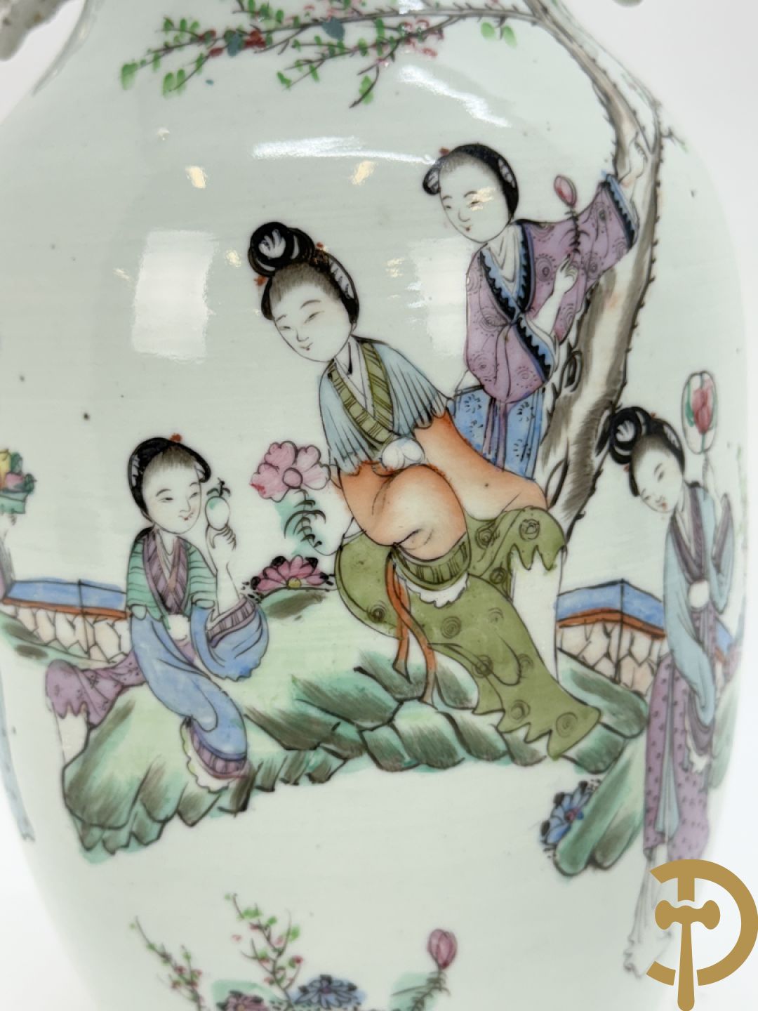 Chinese porseleinen vaas met decor van dames in landschap