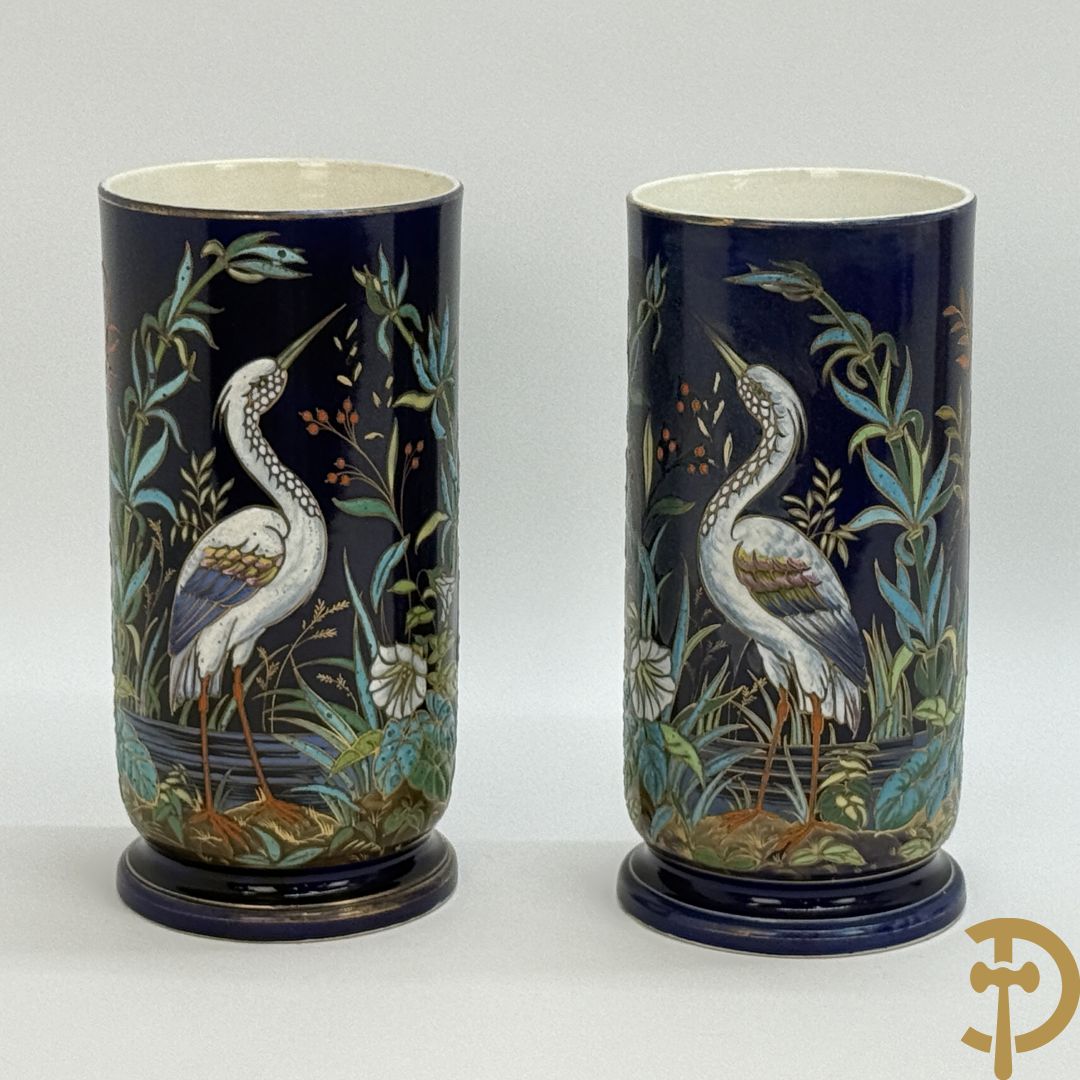 Paar vazen in gekleurde faience met decor van ooievaars in natuurlandschap