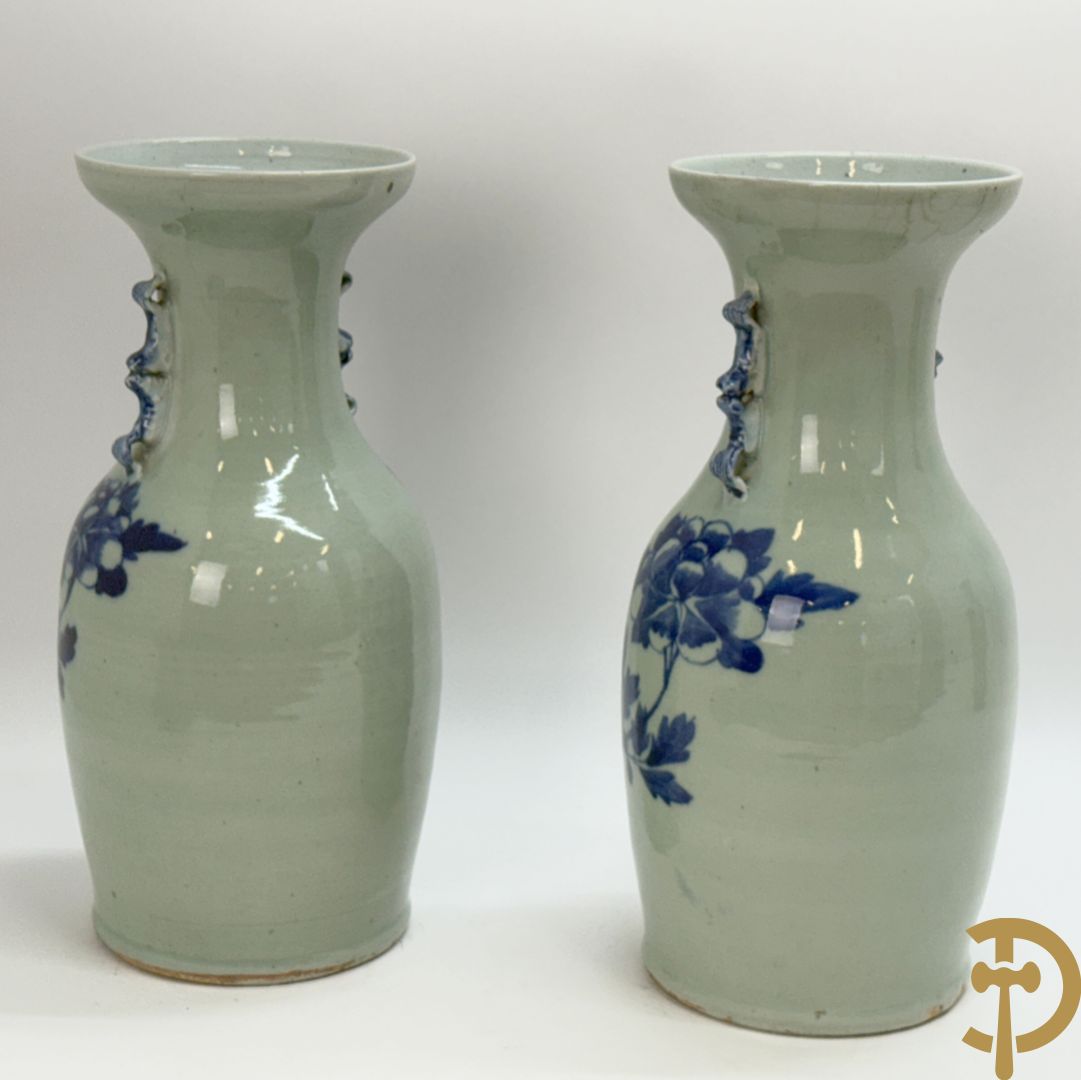 Paar Chinese porseleinen blauw/wit vazen met bloemendecor