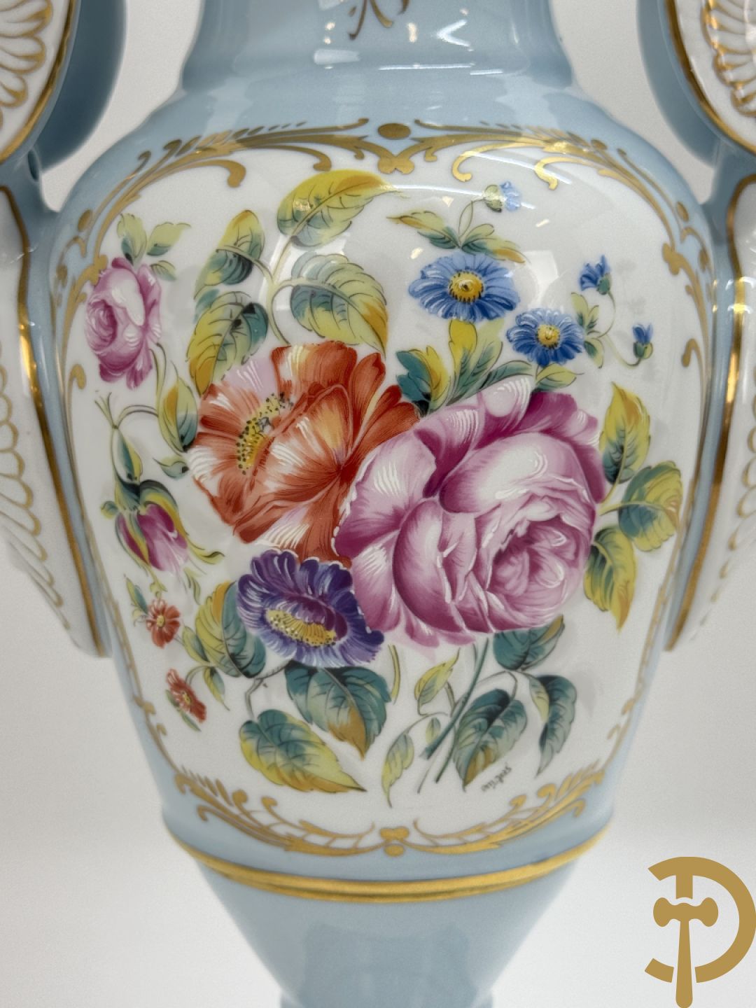 Mooi lot Limoges porselein bestaande uit grote en kleine Medici vaas met bloemendecor, 3 cache pots, bord, 2 coupes, Tas en schoteltje (9 stuks in totaal)