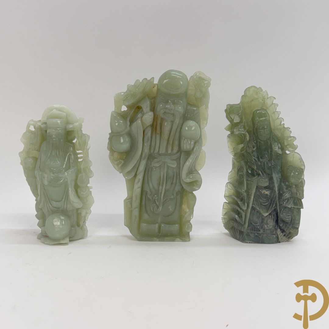 Drie Boedhistische handgesculpteerde stenen wijsgeren in jadeiet en speksteen