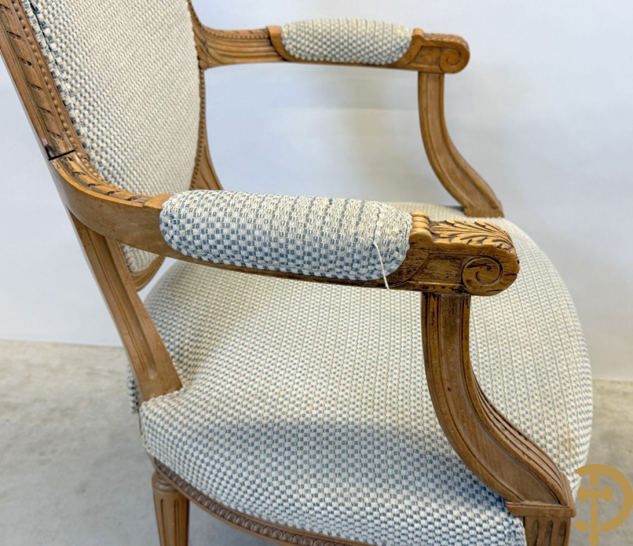Paar beukenhouten Louis XVI stijl armzetels met medaillon