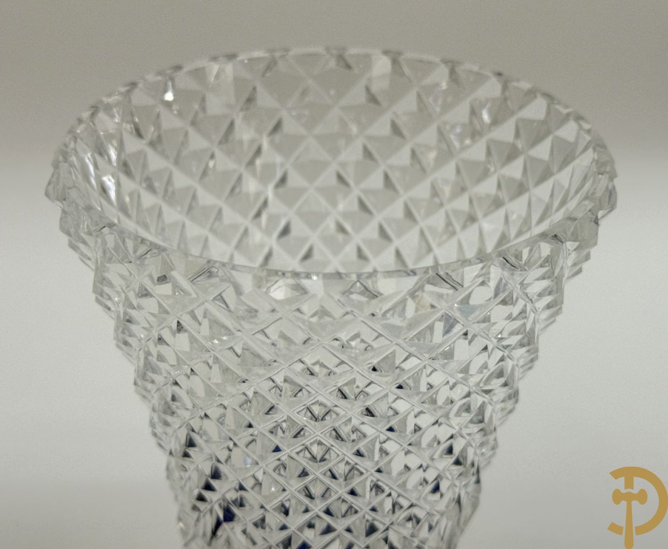 Mooi lot gekleurd Val Saint Lambert kristal bestaande uit 4 vazen, parfumstel (2 ledig), geslepen glas, coupe, onderzetters en 3 asbakken (14 stuks in het totaal)