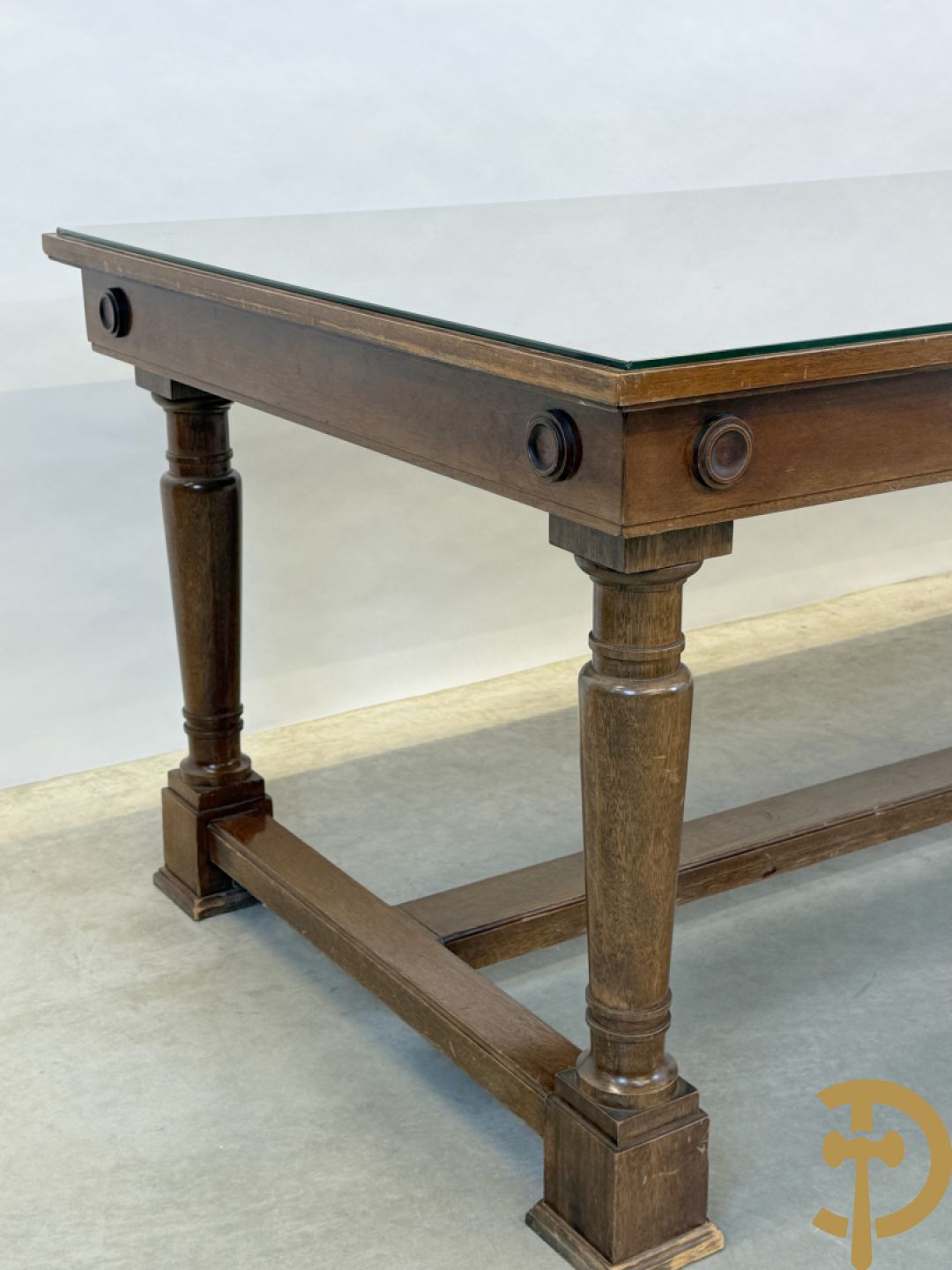 Notelaren tafel met glazen blad op vier ballustervormige poten - bezet met bollen op de zijkant