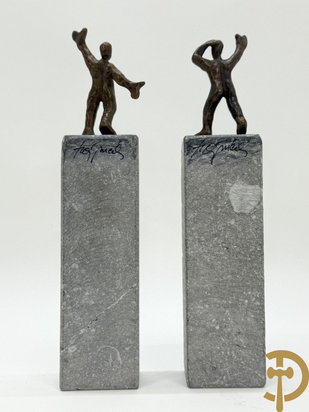 MEAN Fr. getekend (Francis) Paar bronzen sculpturen op arduinen sokkel