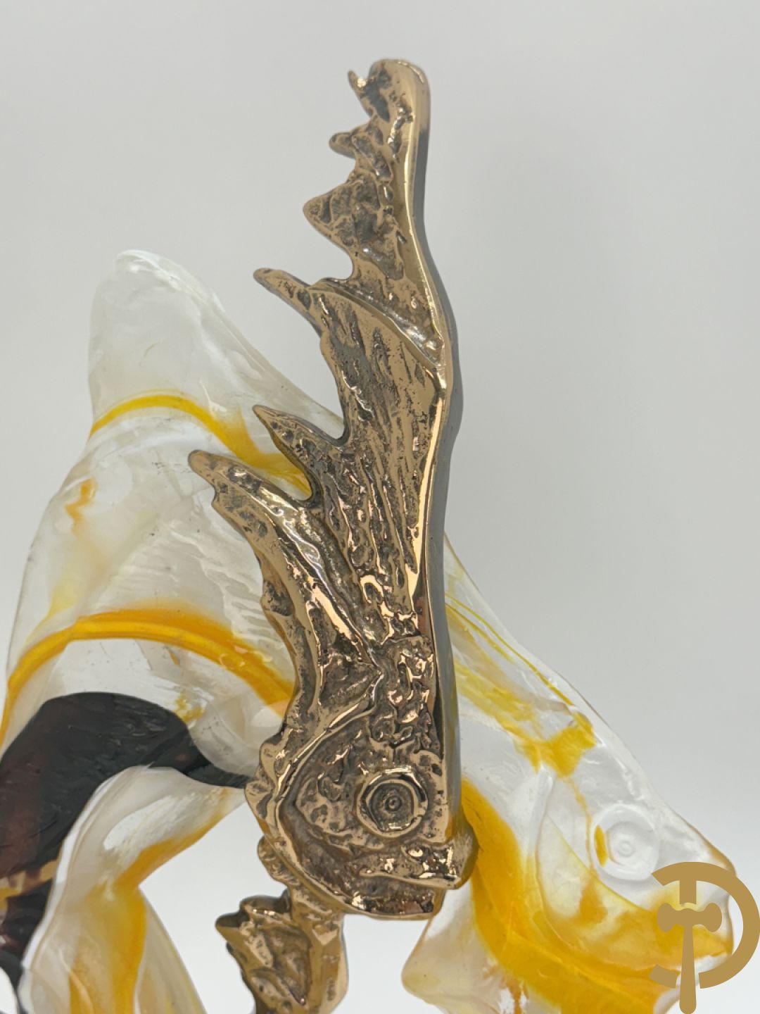 LOHE getekend - Surrealistische kopersculptuur met glas in de vorm van een vis