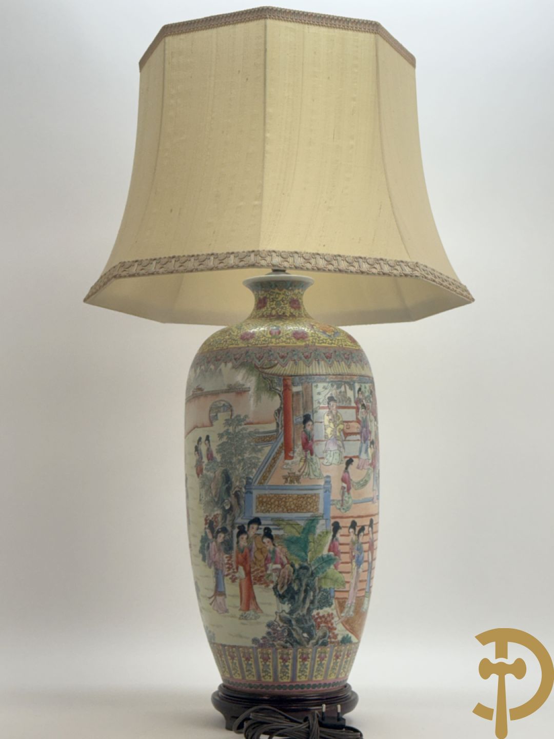 Chinese porseleinen vaas met geanimeerd decor van dames in tempels en landschap - omgebouwd als lampadaire
