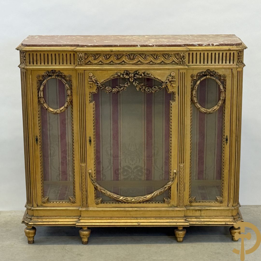 Vergulde Louis XVI vitrine met 3 deuren, cannelures en guirlandes - bovenaan met marmeren blad