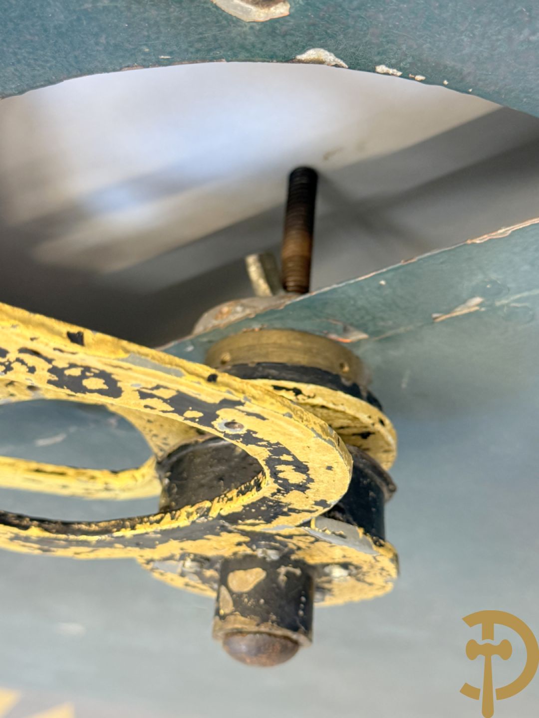 Grote metalen beschilderde decoratieve wijzerplaat met Romeinse cijfers en wijzers gedecoreerd met zon en maan