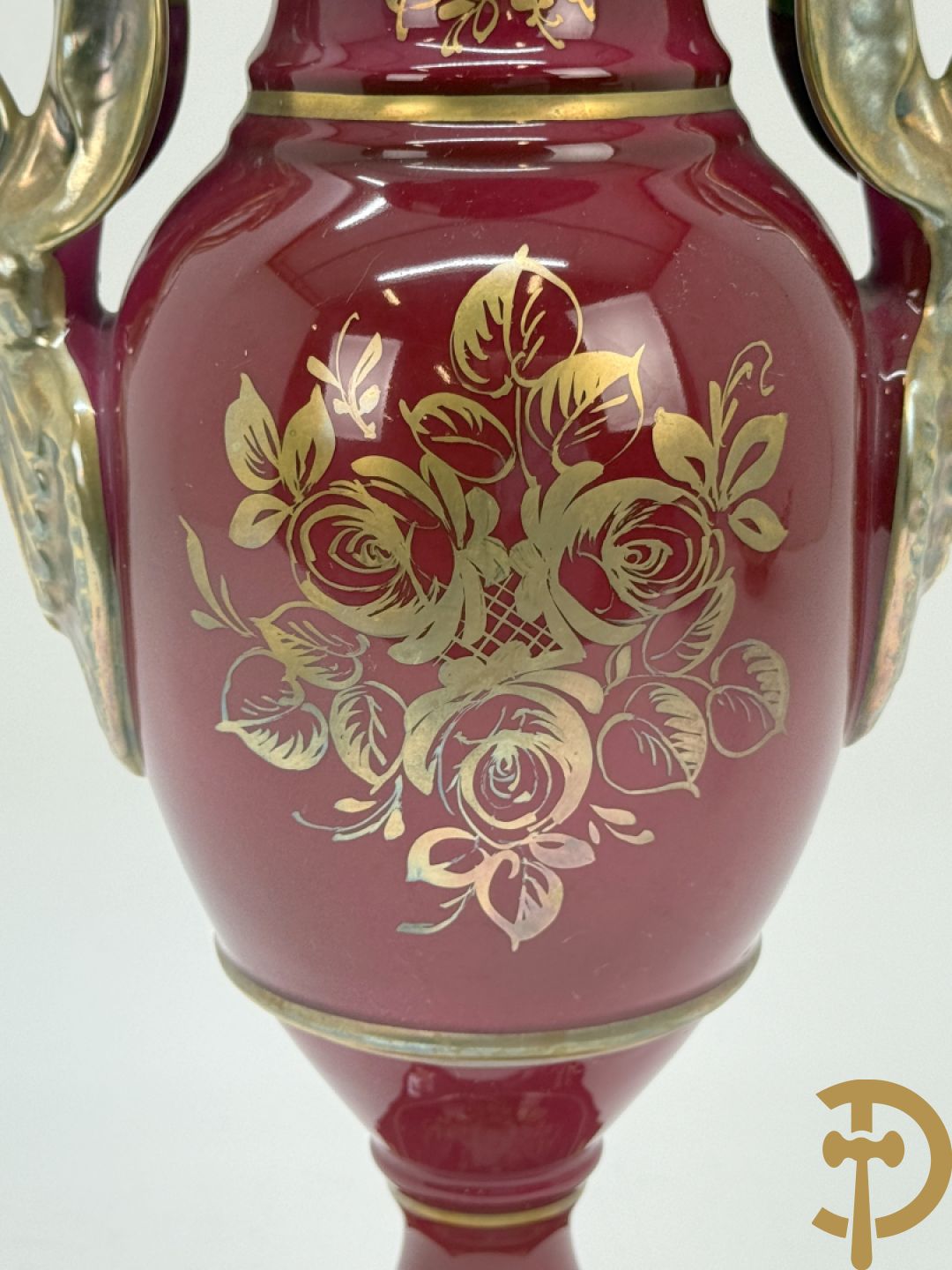 Sèvres cachepot met dubbel decor van handbeschilderde romantische dames en bloemendecor + cachepot in Frans porselein met bloemendecor gevat in bronzen houder + Limoges medici vaas met zwanehalzen