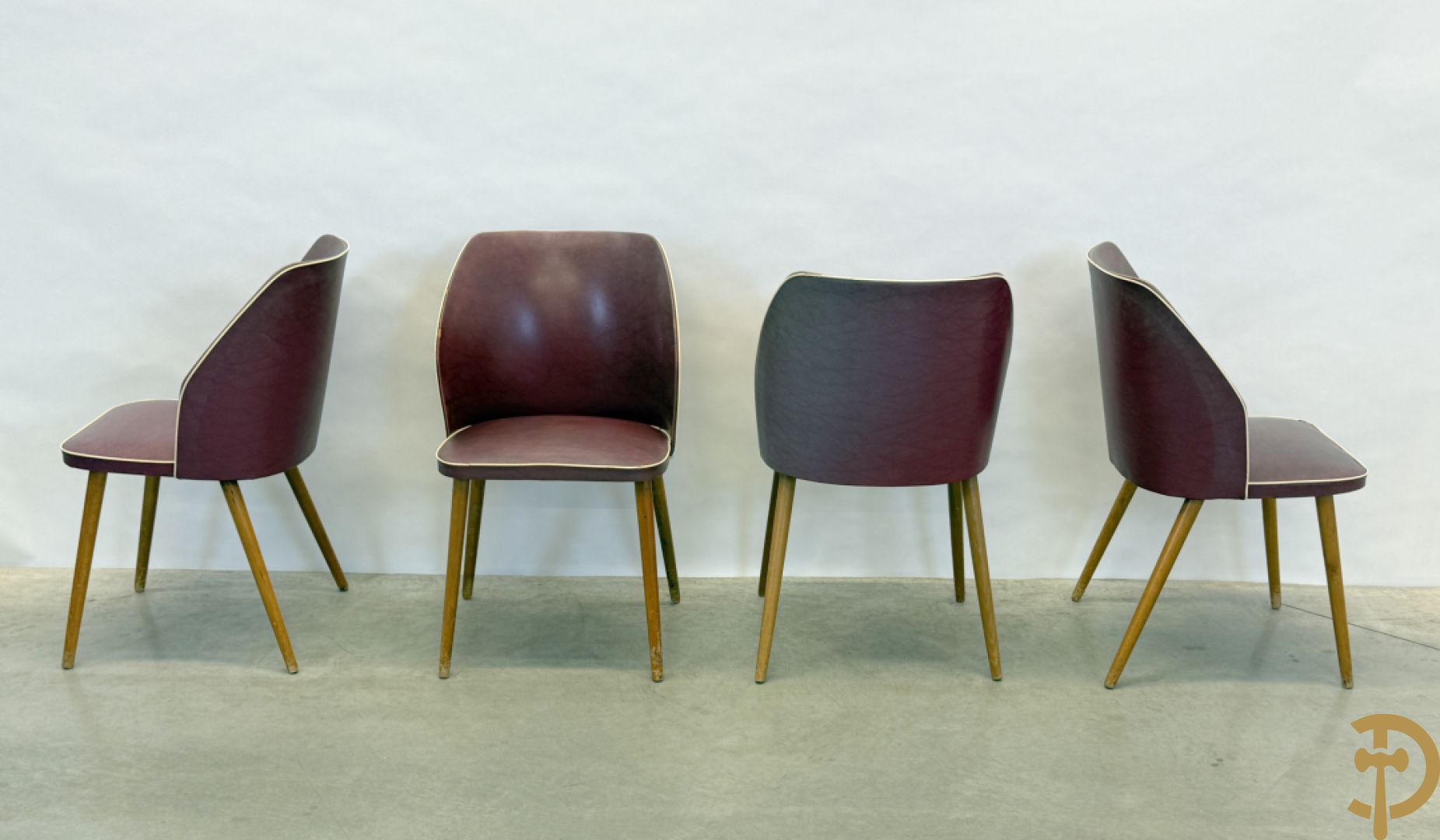 Set van 4 vintage stoelen  in skai met witte bies, jaren 