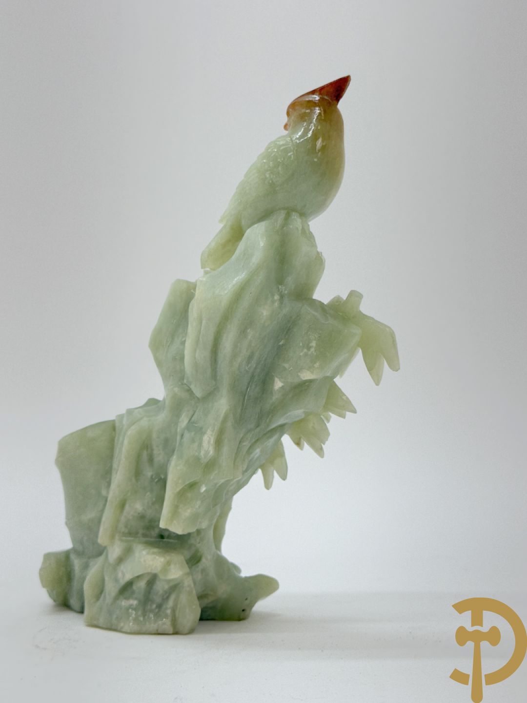 Vier Chinese handgesculpteerde vogels in jadeiet met bloemendecoratie