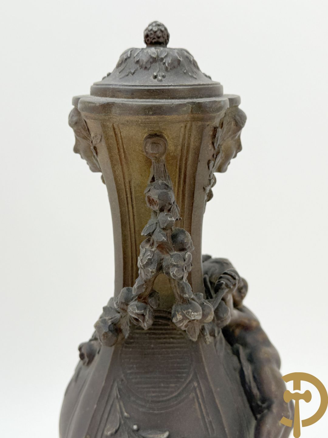 Driedelige kunstbronzen garnituur bestaande uit klok met liggende dame met amfoor op marmeren basis, geflankeerd door paar cassolettes met cupido