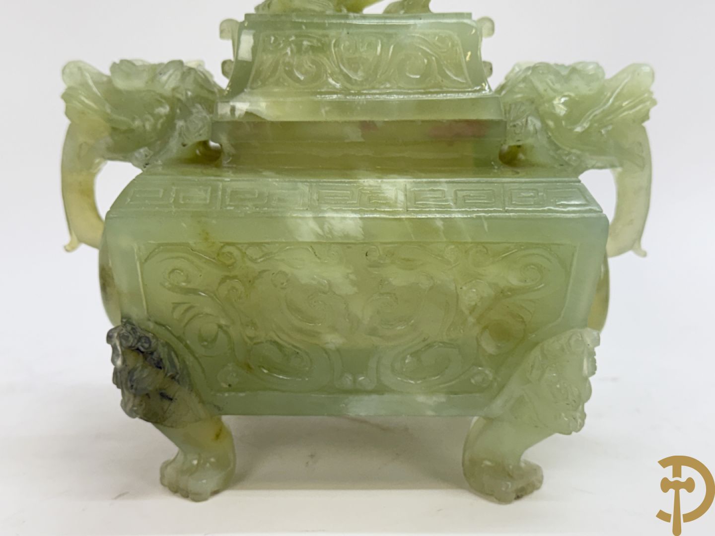 Brule parfum met sculptuur van fo honden in jadeiet + dekselpotiche in jadeiet met bloemen en vogeldecor