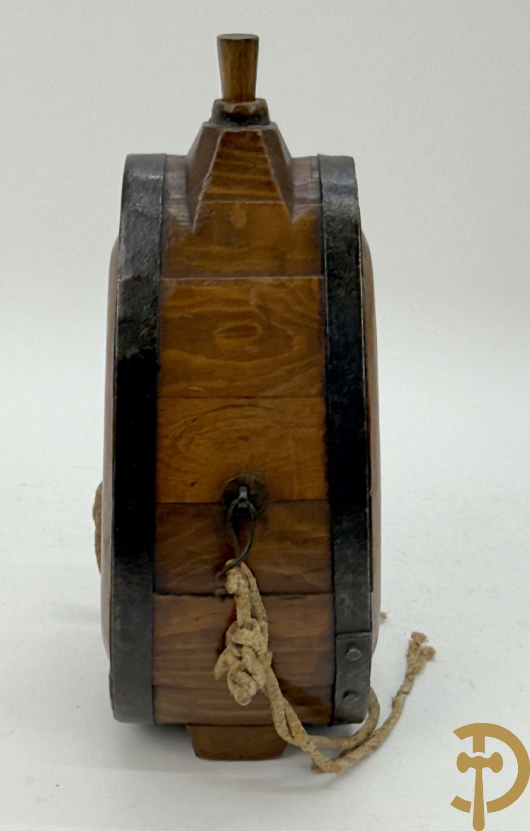 Lot folklore w.o. antieke gemerkte (IBT BCR) houten muurdoos 1845, karner zonder stok, antieke houten veldfles (gourde) 19e + houten sculptuurtje