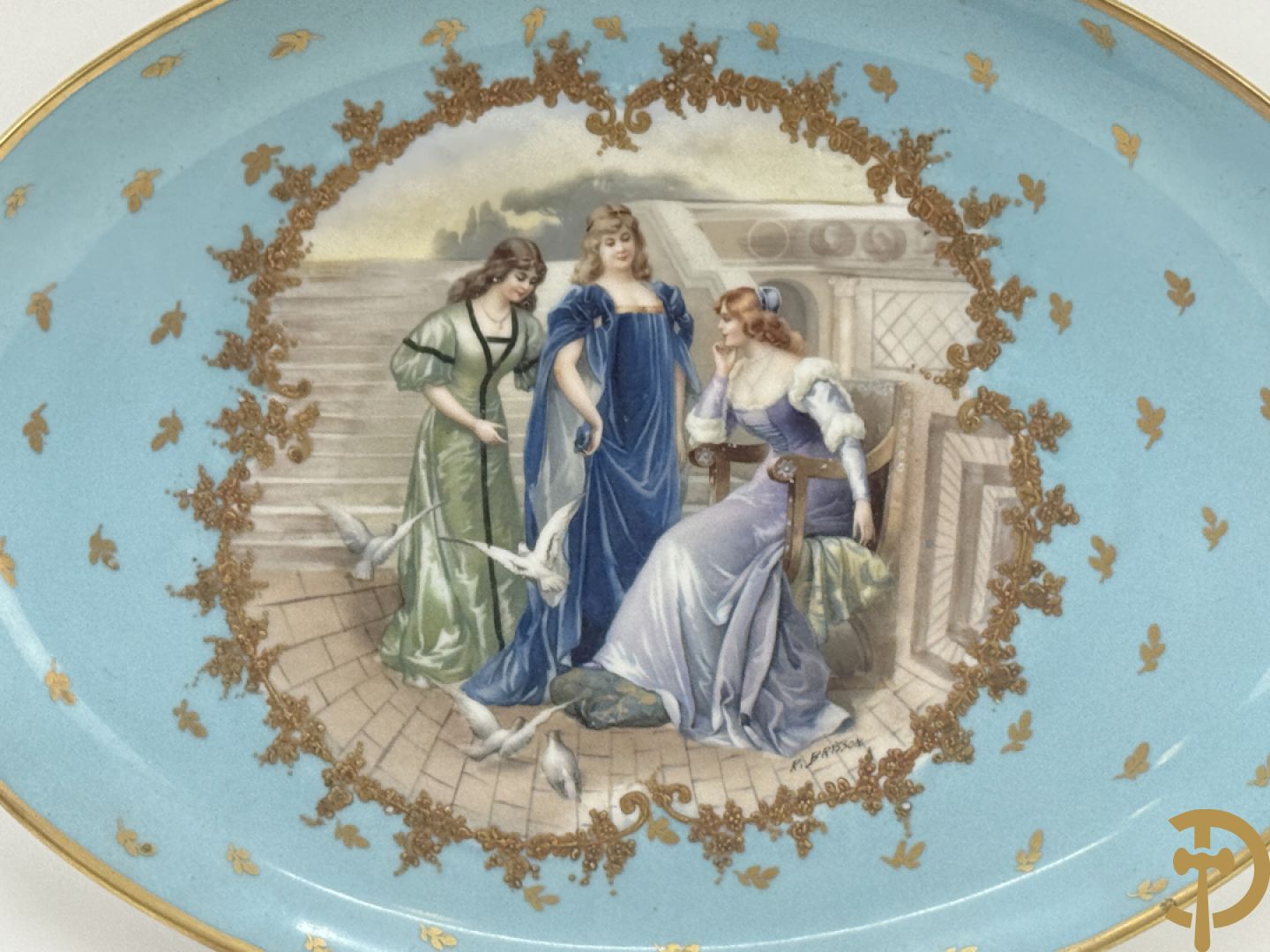 Ovale porseleinen schaal met decor van 3 dames met duiven, decor Brisson R. getekend, achteraan gemerkt Limoges france
