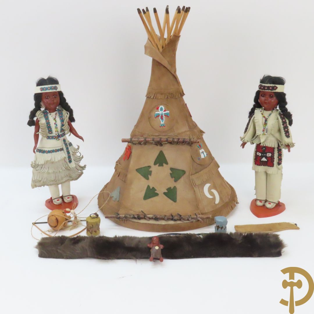 Speelgoed wigwam bezet in leder met 2 Native American figuurtjes, Carlson