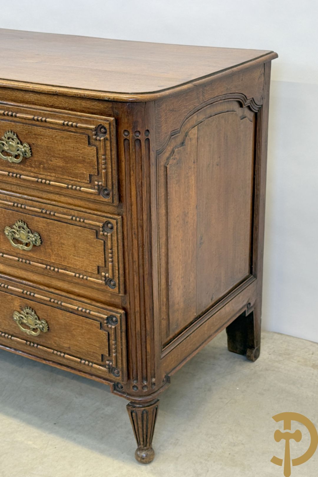 Massief eiken drieladencommode met afgeronde gecanneleerde stijlen, 19e