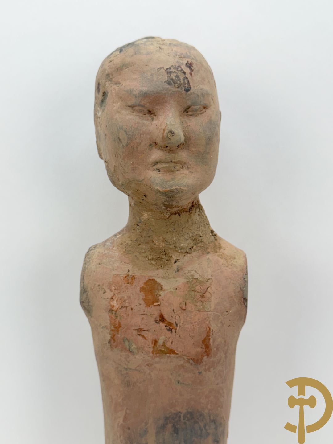 Terra cotta figuur van een Chinese staande man, Han dynastie, tussen 202 voor Christus en 240 na Christus, grafvondst uit Xian bij aanleg van de luchthaven