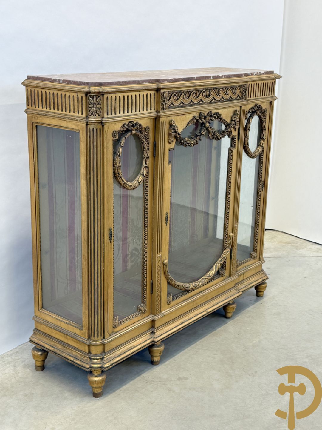 Vergulde Louis XVI vitrine met 3 deuren, cannelures en guirlandes - bovenaan met marmeren blad