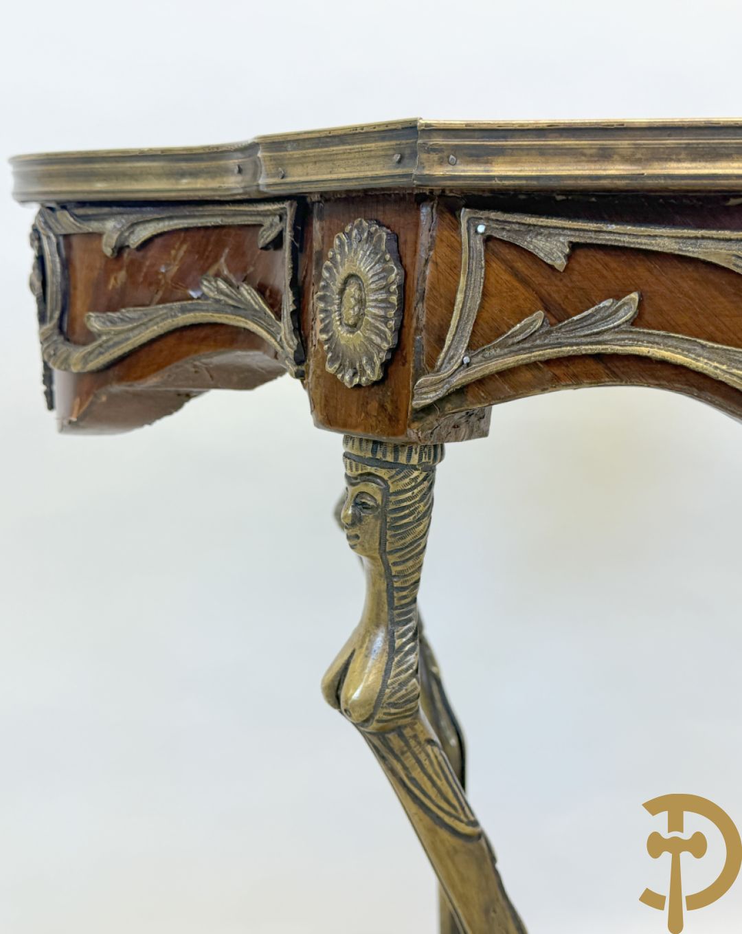 Paar mahoniehouten bijzettafels, Louis XV stijl, met bronzen ornamenten en bronzen bokkepoten - Replica