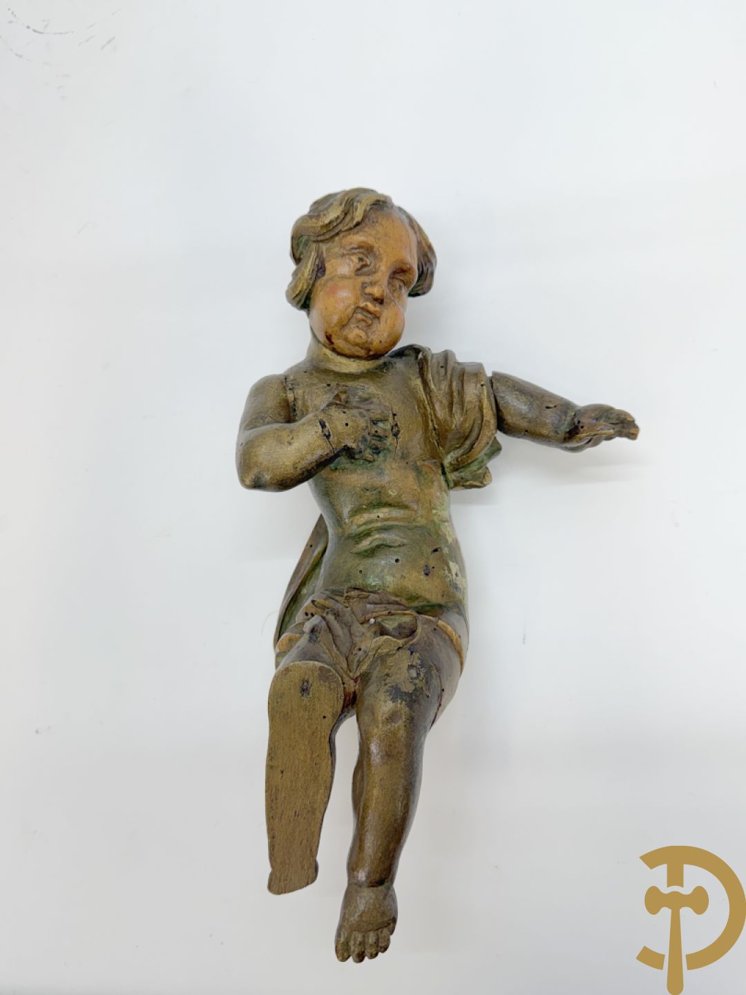 Drie houtgesculpteerde cupido