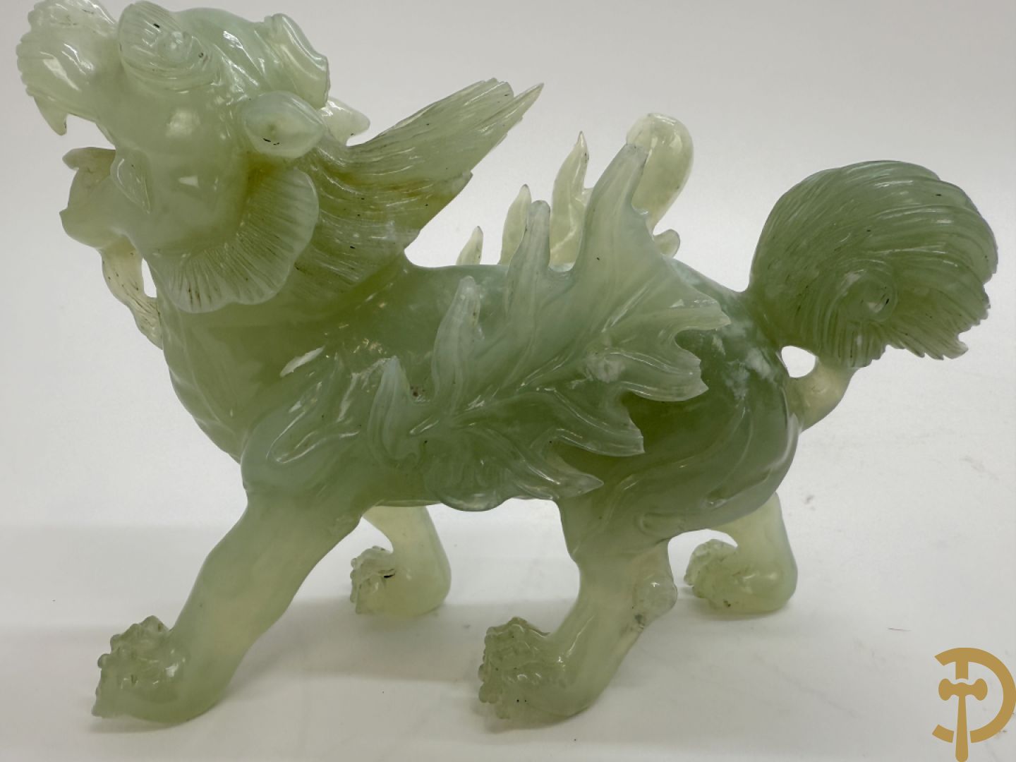 Drie Chinese handgestoken sculpturen van rammen en gevleugelde fo hond en in speksteen en jadeiet