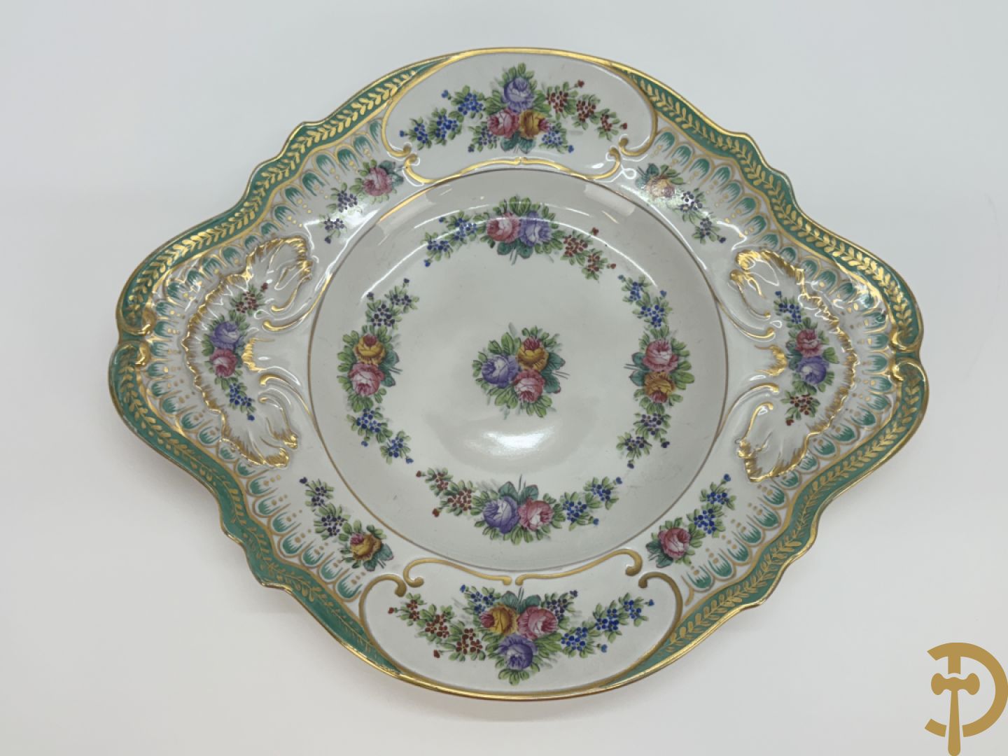 Milieu de table met vergulde ornamenten en bloemendecor op onderschaal, Limoges France gemerkt