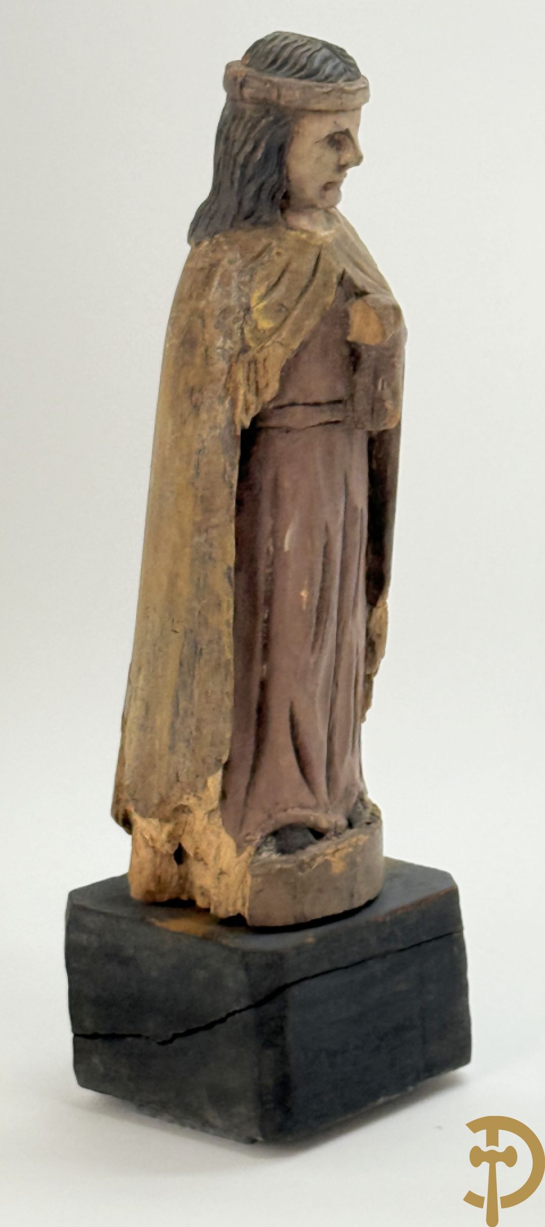 Volkse houtsculptuur van Heilige figuur met lam