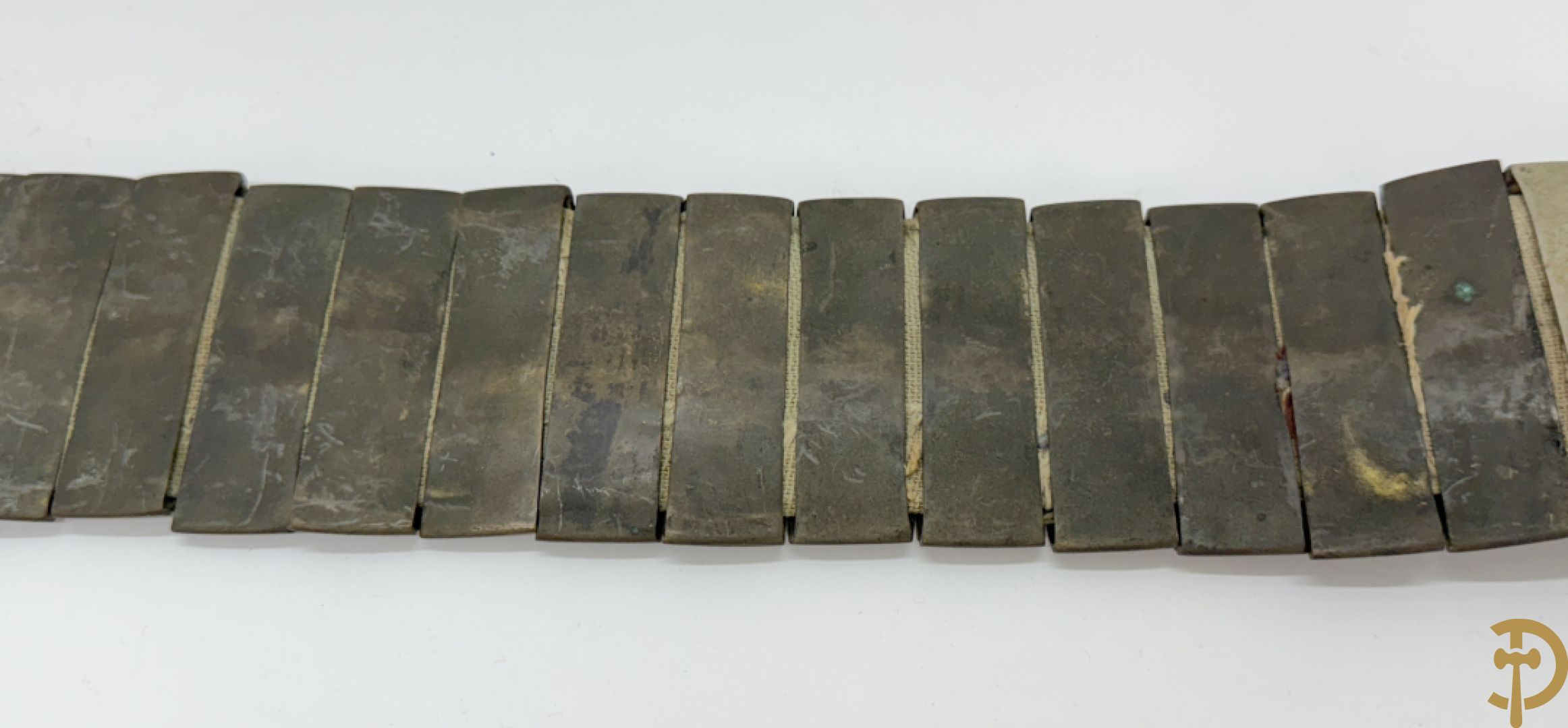 Gekleurde metalen riem met koperen lemmetten en bronzen sluiting