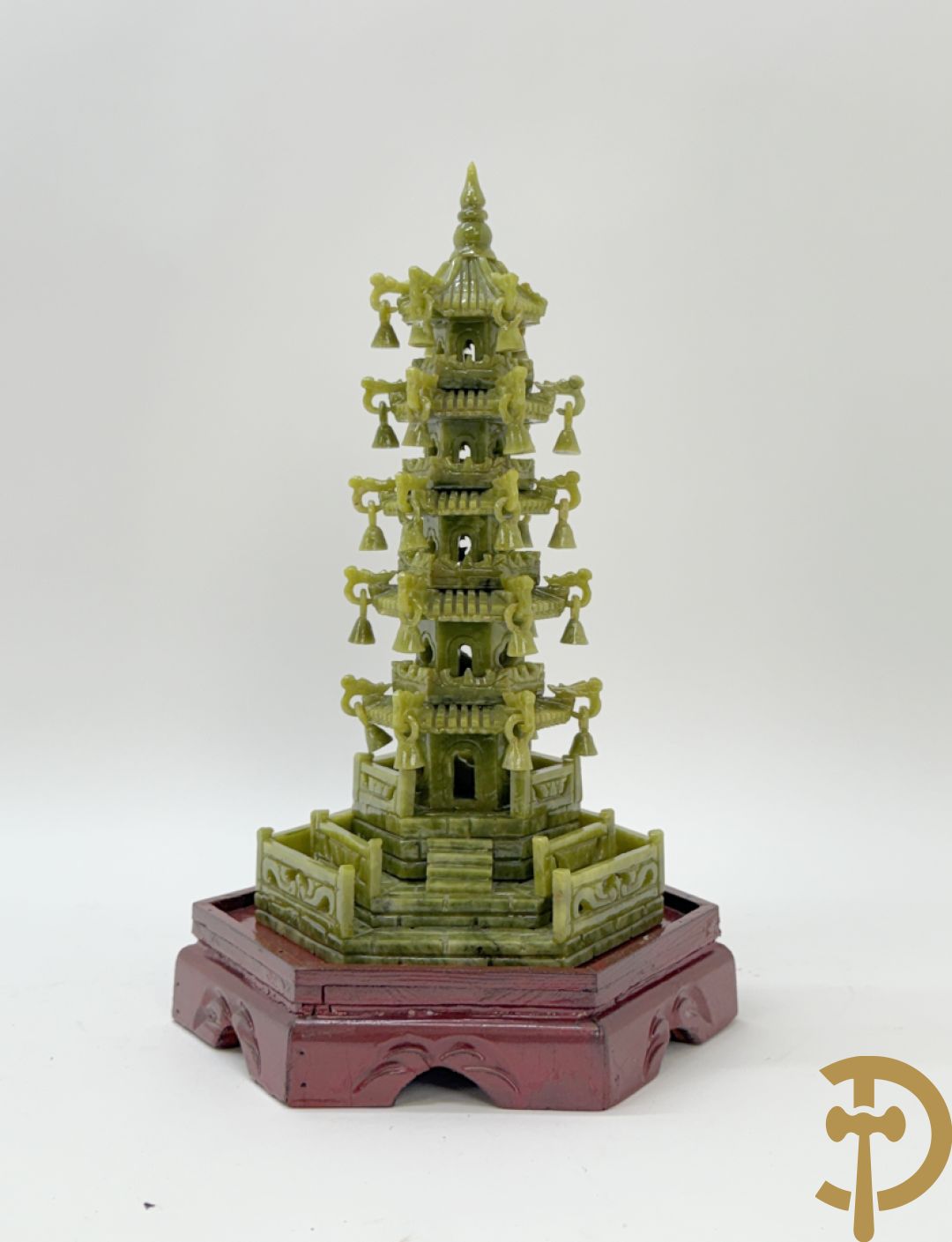 Handgesculpteerde Aziatische tempel op houten sokkel