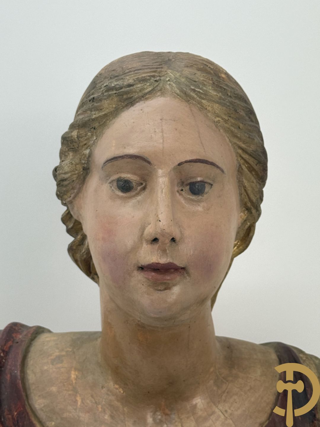 Houtgesculpteerde en gepolychromeerde damesbuste met reliekhouder