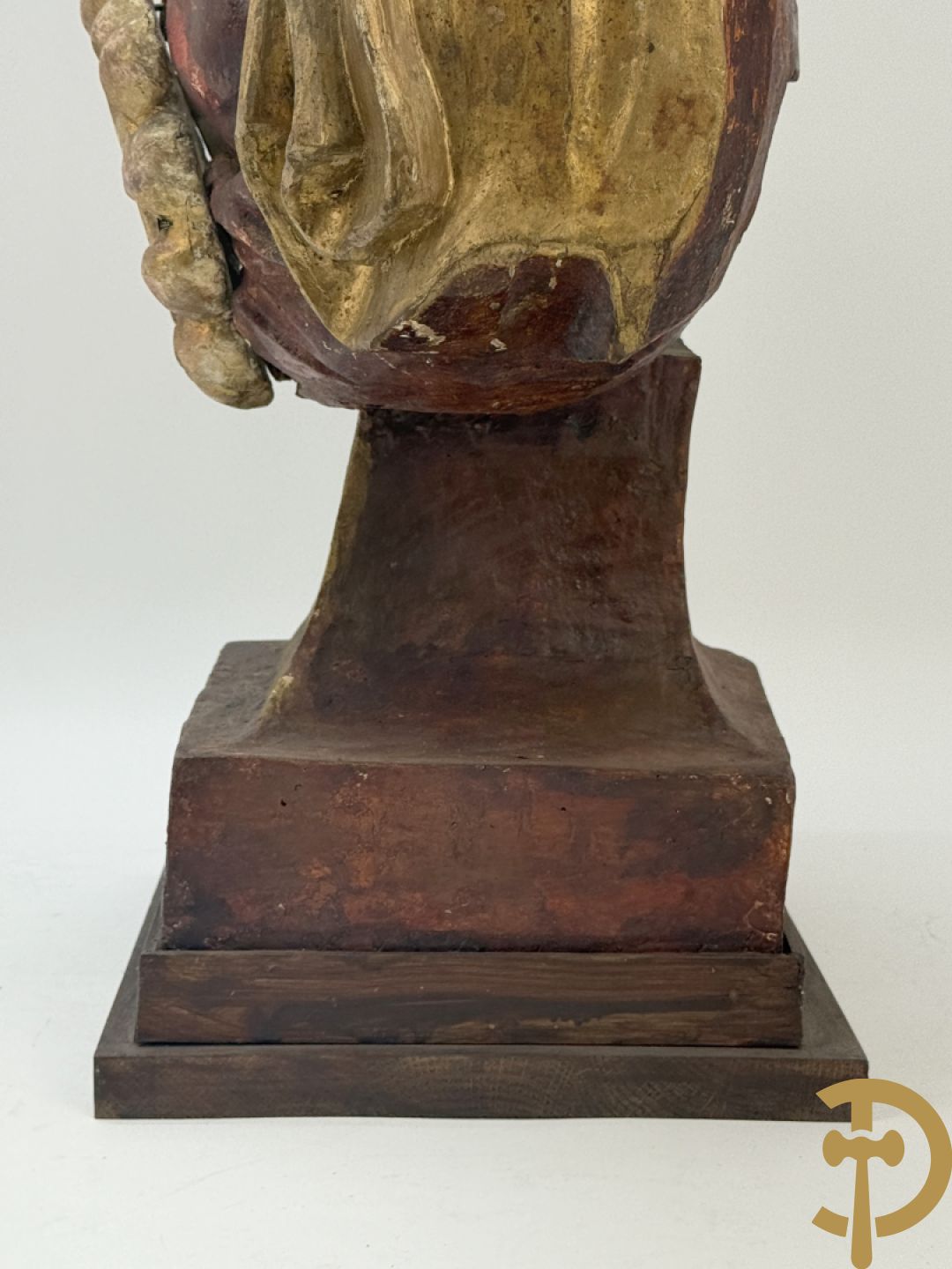 Houtgesculpteerde en gepolychromeerde damesbuste met reliekhouder