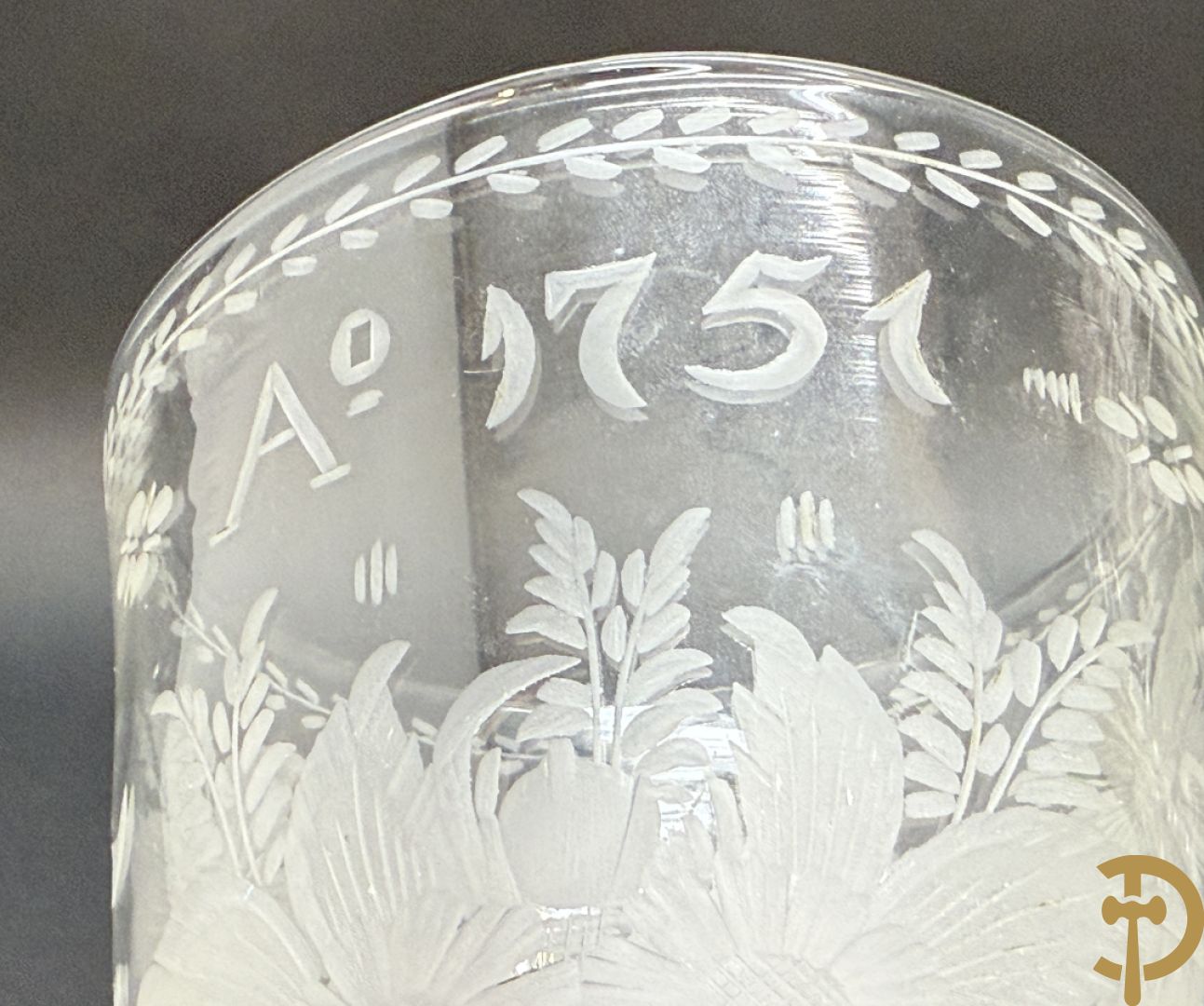 Handgeslepen flessenhouder met dubbel decor van wapenschild en geëtst bloemendecor, gedateerd 1751 + schenkkan met zilveren tuit + 2 coupes + pique fleur + veldfles