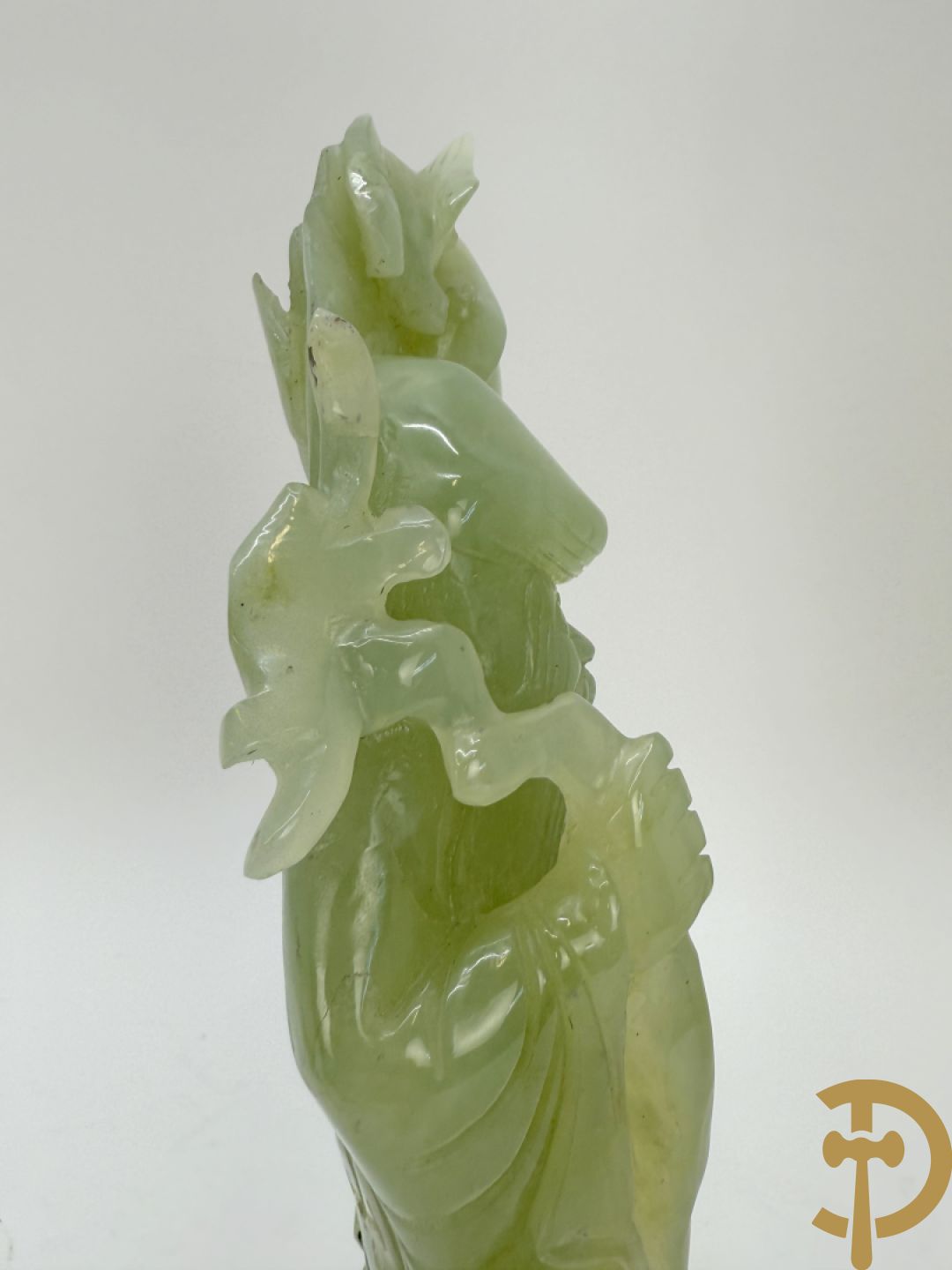 Jadeiet sculptuur van boedhistisch figuur + jadeiet wijsgeer met perziken + geisha in jadeiet