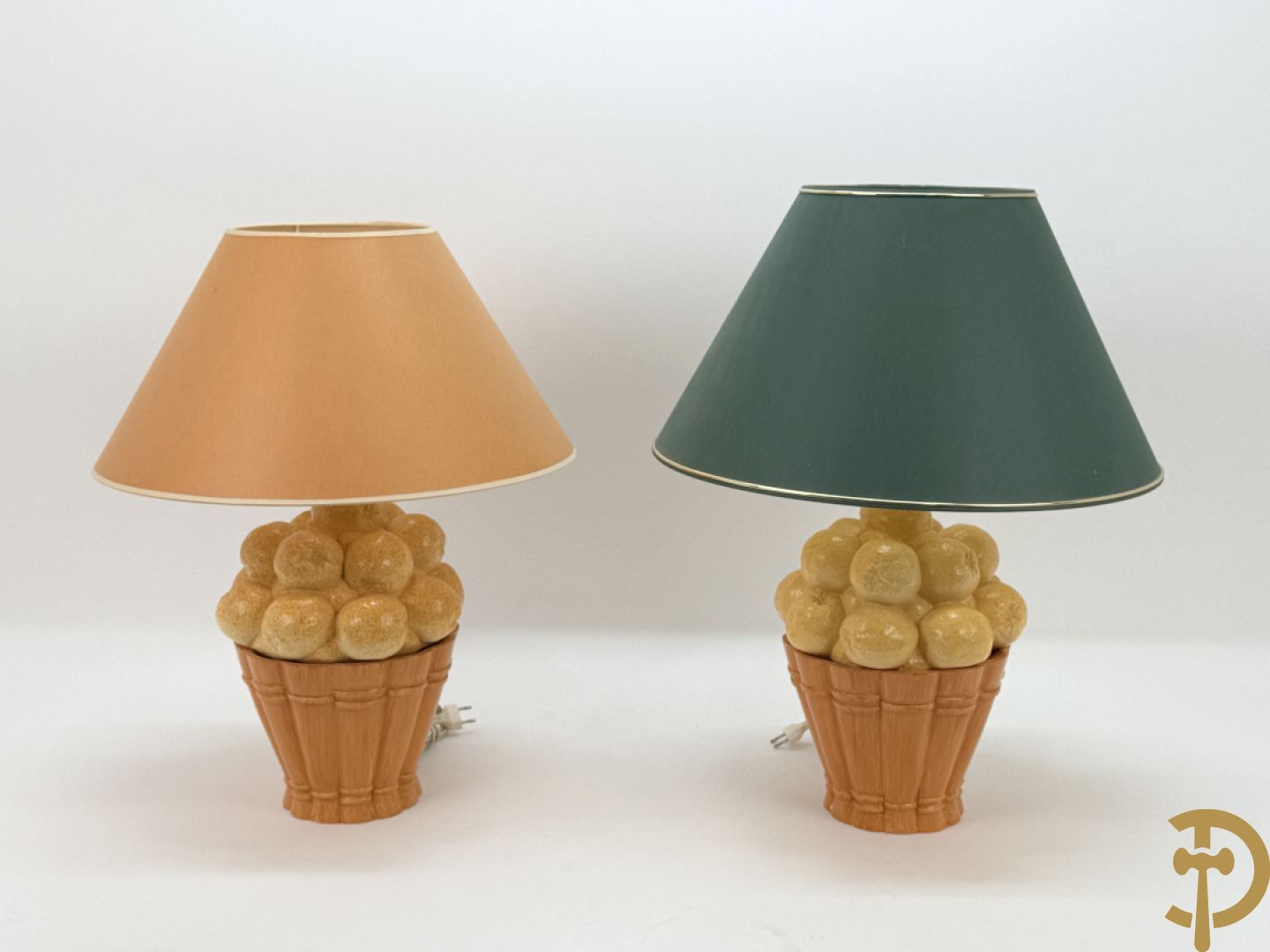 Paar keramieken lampadaires met gekleurd fruit in mand