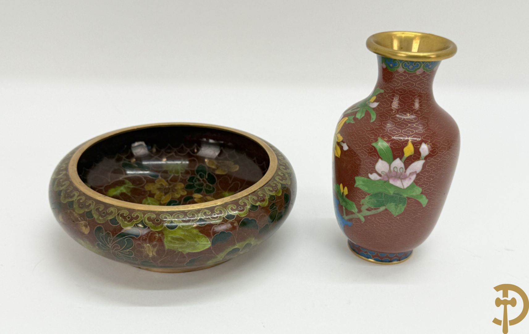 Acht stuks cloisoné w.o. paar dekselpotiches met bloemendecor, 4 vaasjes, coupe en vogel